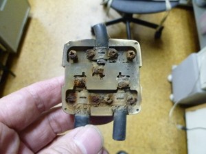無残にも腐食した屋内用２分配器